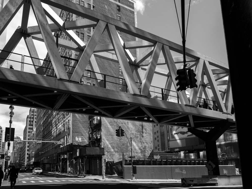 Una foto en blanco y negro de un puente sobre una calle