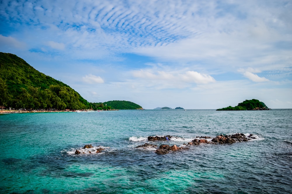 ein Gewässer mit einer kleinen Insel in der Ferne