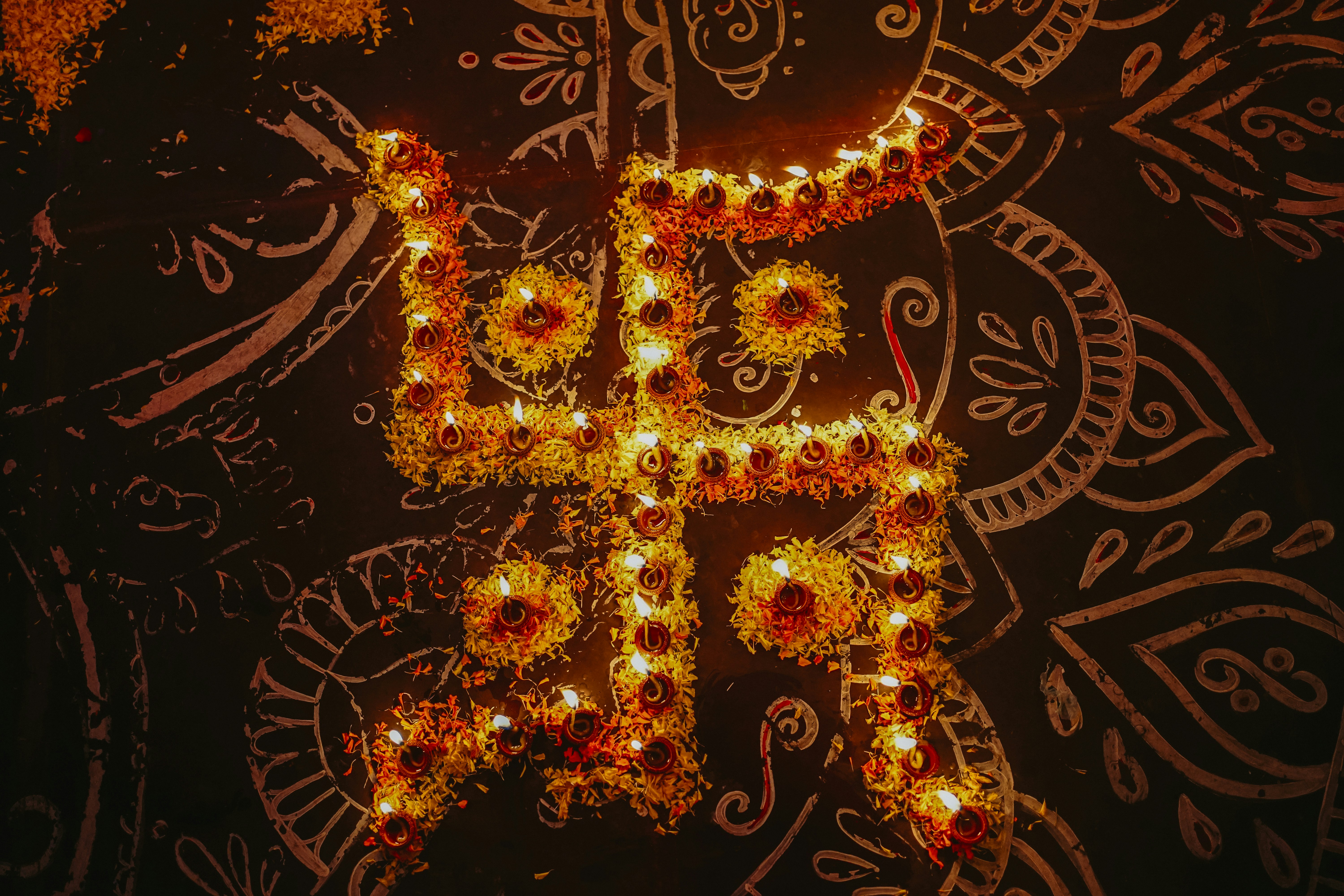 Un letrero iluminado que dice Feliz Diwali