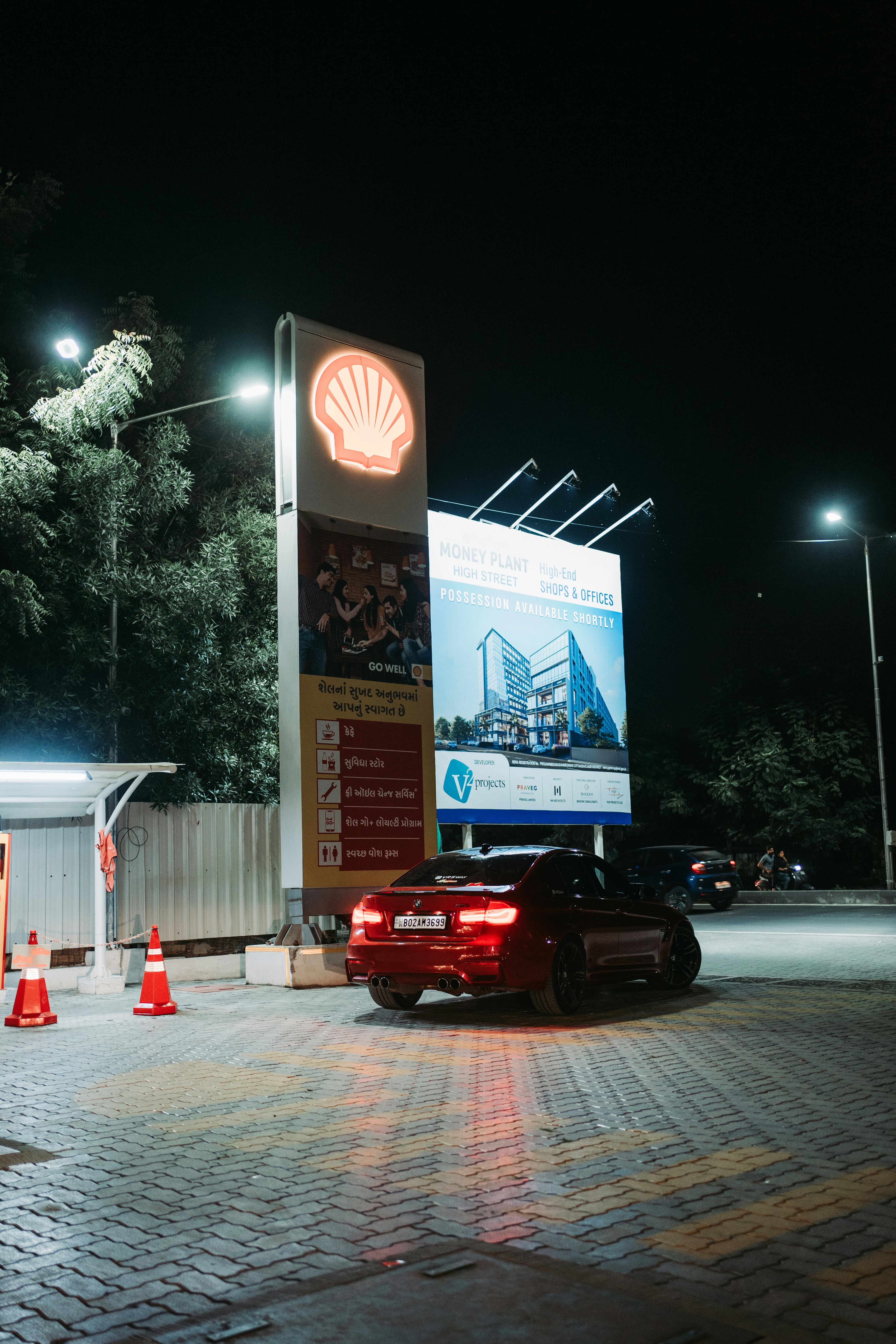 Sebuah mobil diparkir di depan pompa bensin Shell