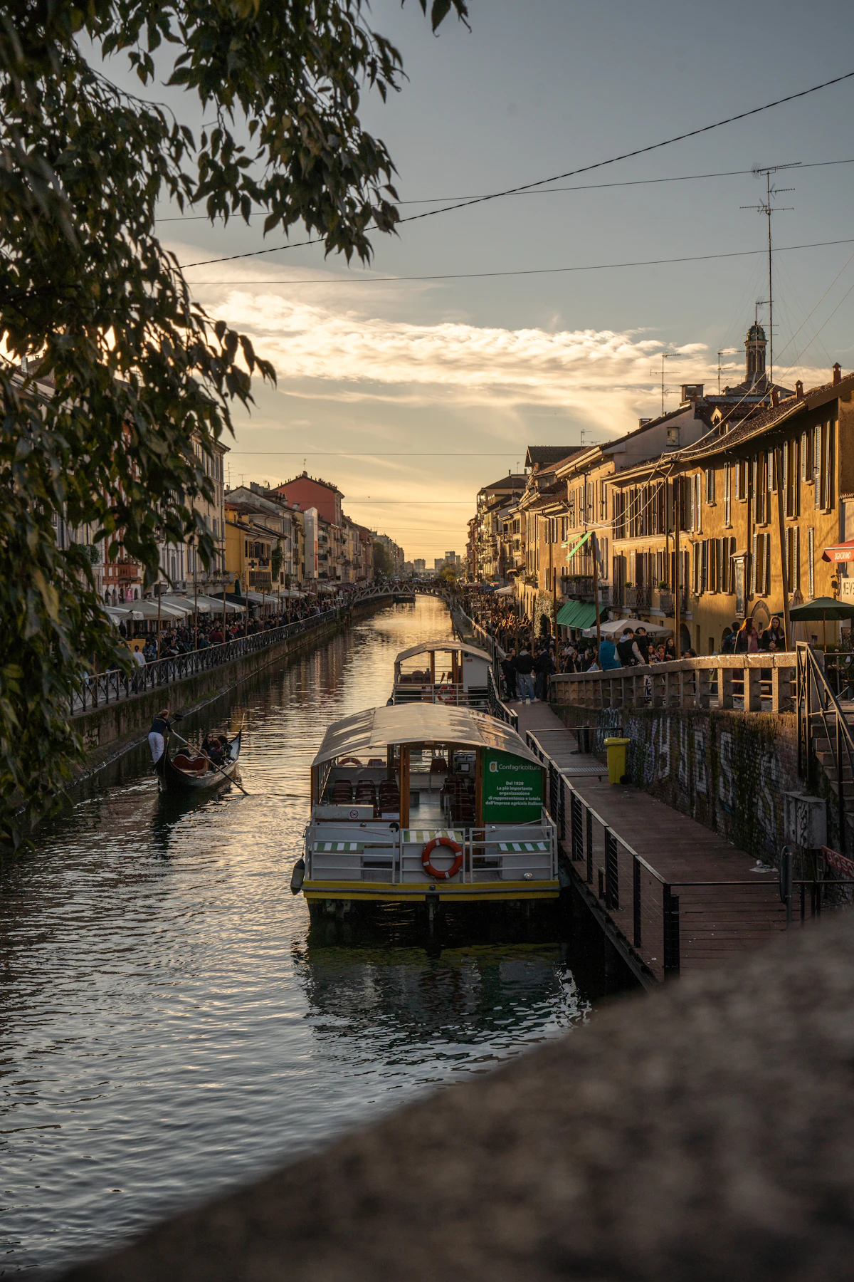 Canal Naviglio Grande ao anoitecer com bares acesos