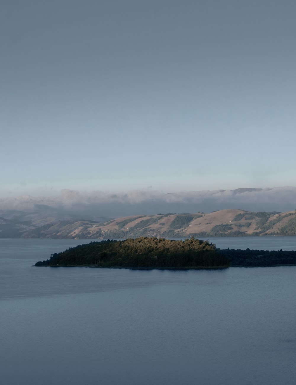 Una piccola isola in mezzo a un grande specchio d'acqua