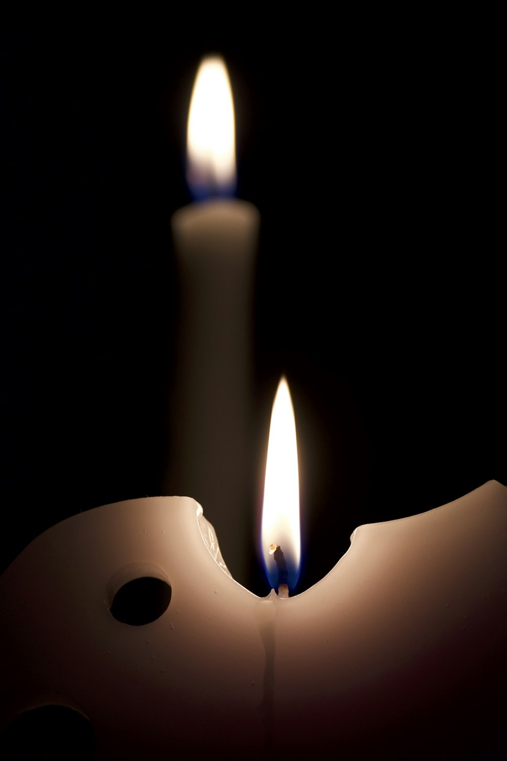 a candle that is lit up in the dark