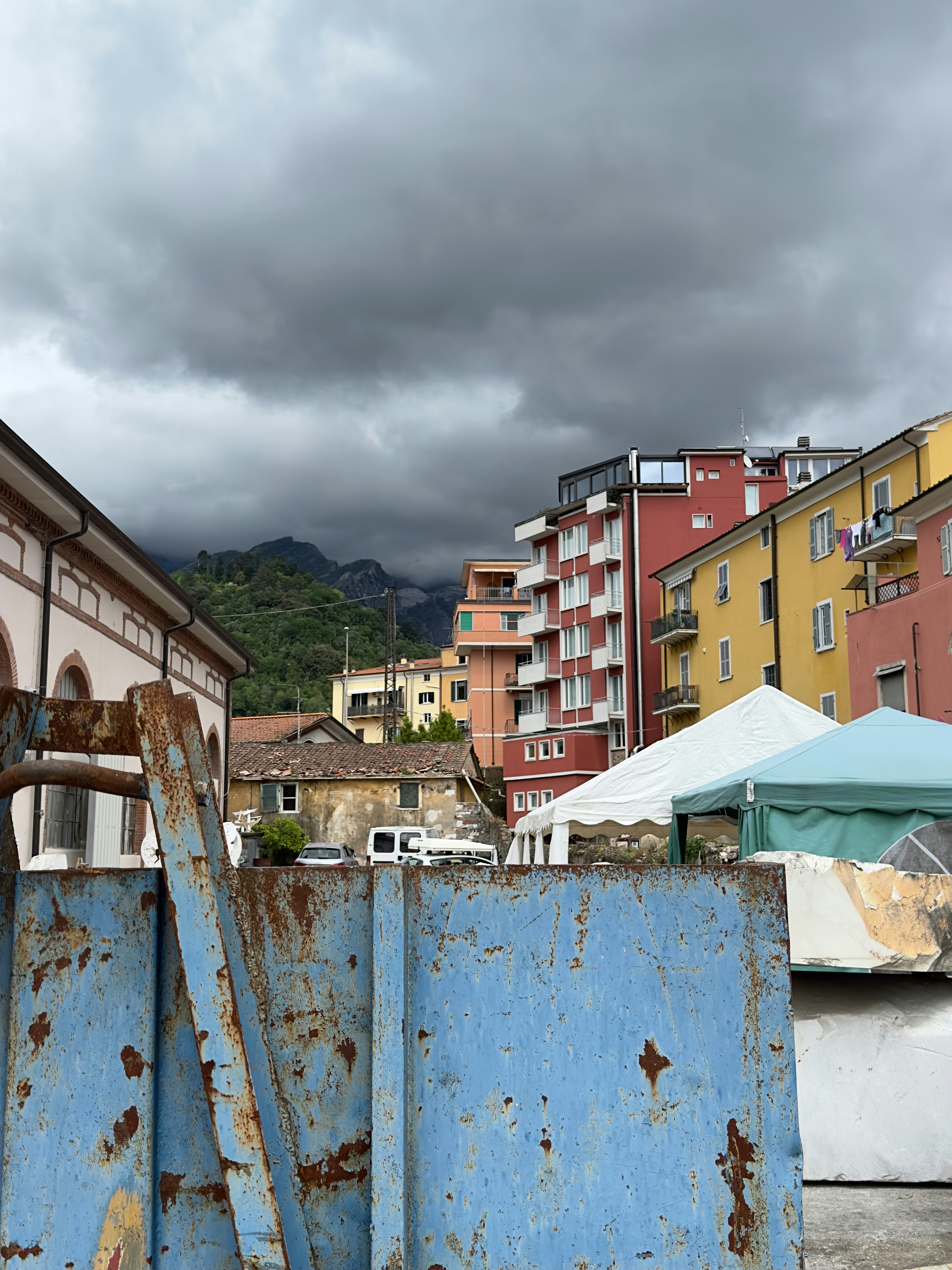 Ein blauer Müllcontainer mitten in der Stadt