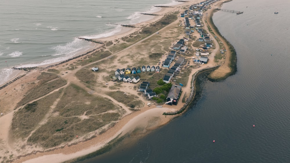 uma vista aérea de uma praia com um monte de casas