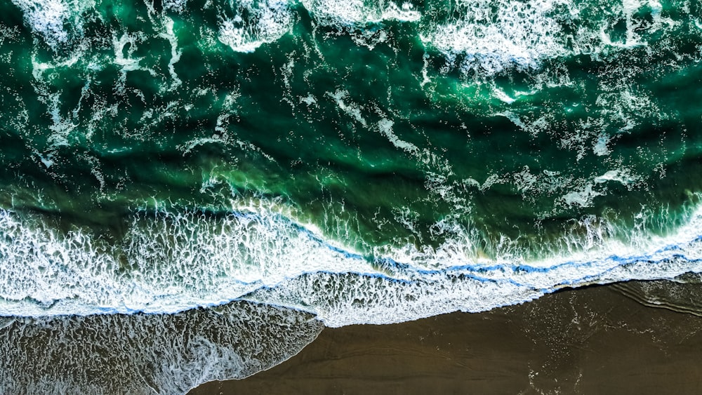 波が打ち寄せるビーチの航空写真