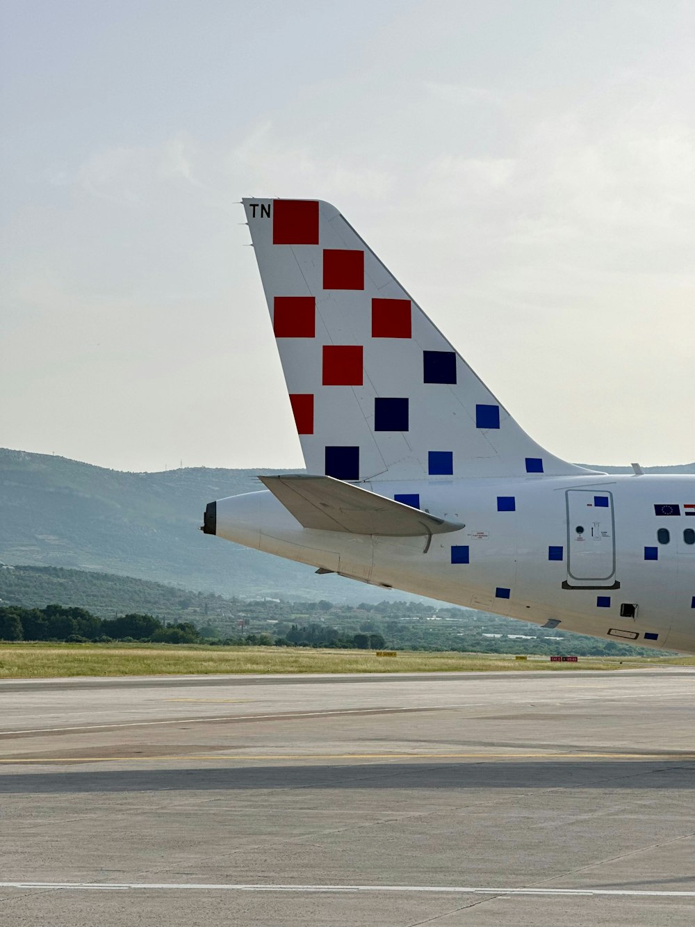 Un gran avión de pasajeros sentado en la parte superior de la pista de un aeropuerto