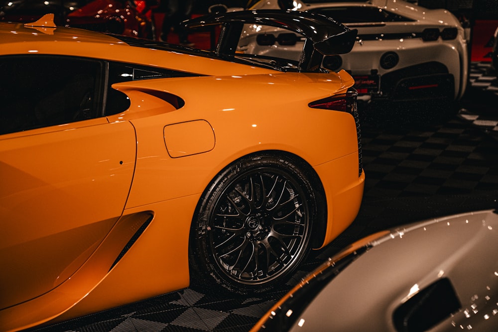 Une voiture de sport jaune garée dans un garage