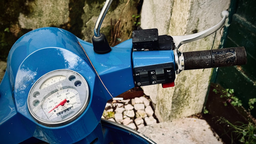 a close up of the handle bar of a motorcycle