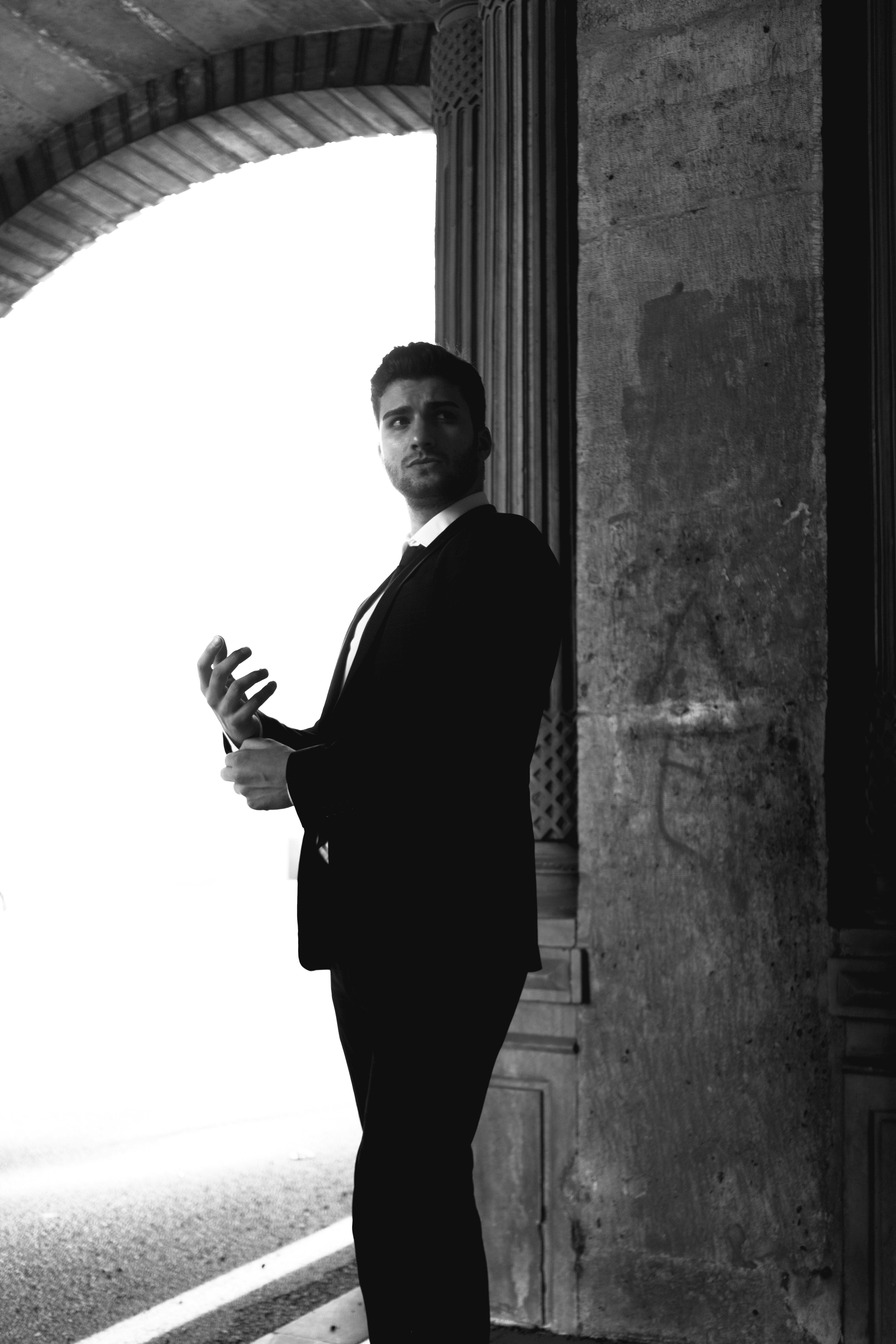 Un hombre de traje parado en el umbral de una puerta foto – Imagen de ...