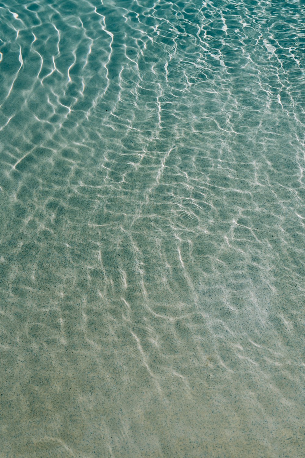 a água está refletindo as ondulações na areia