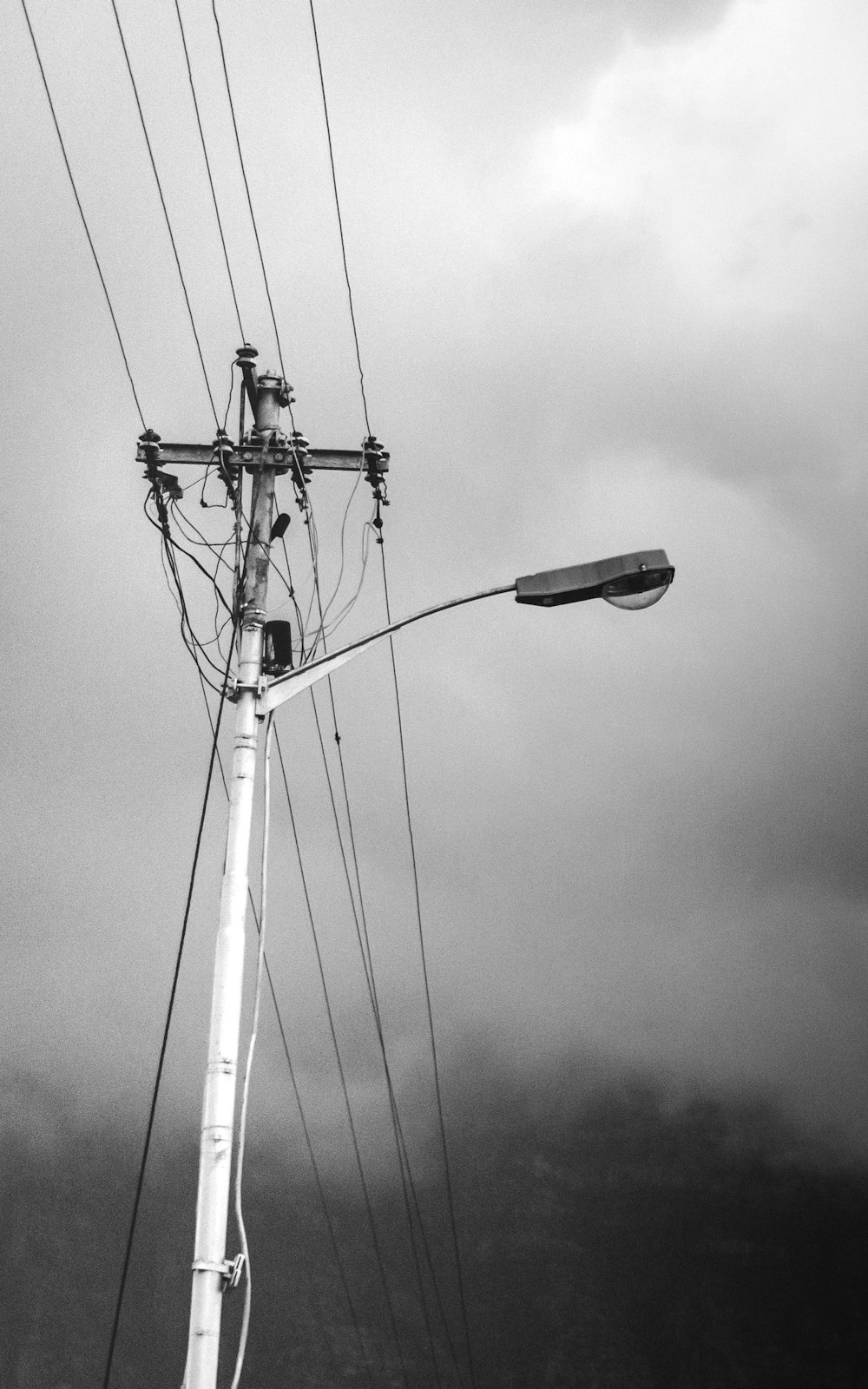 une photo en noir et blanc de lignes et de fils électriques