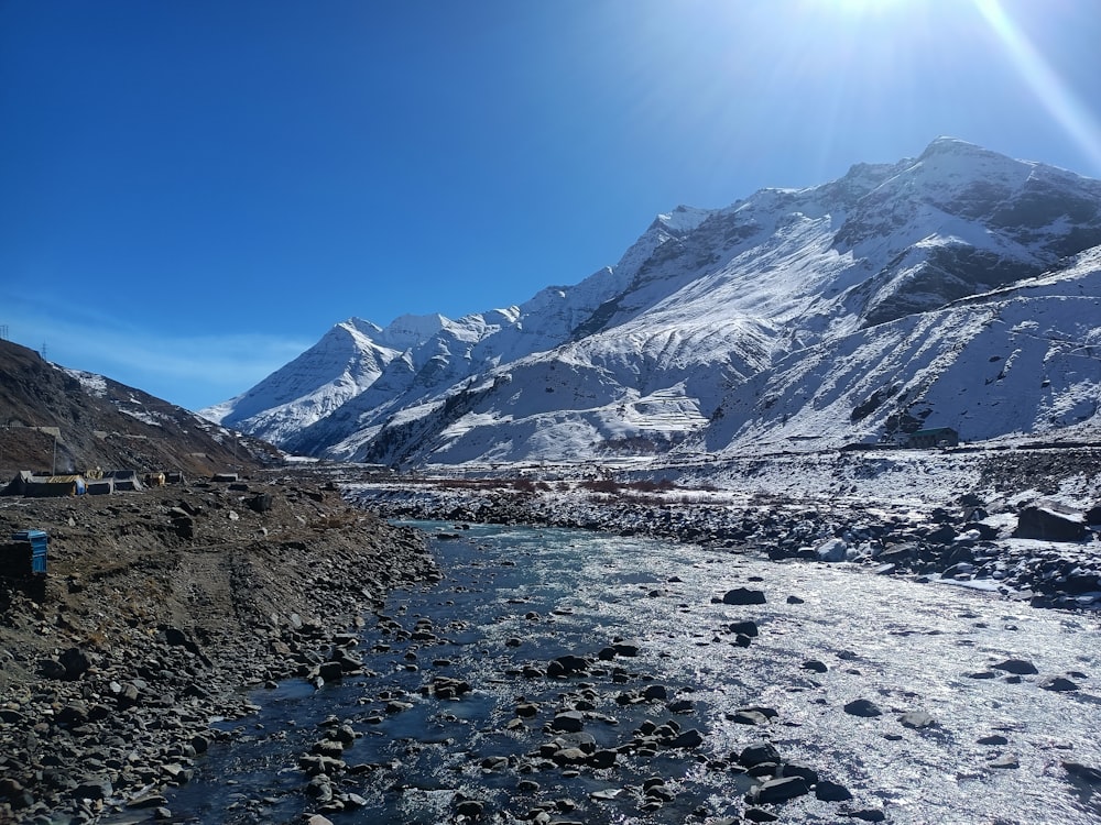 O sol brilha intensamente nas montanhas nevadas