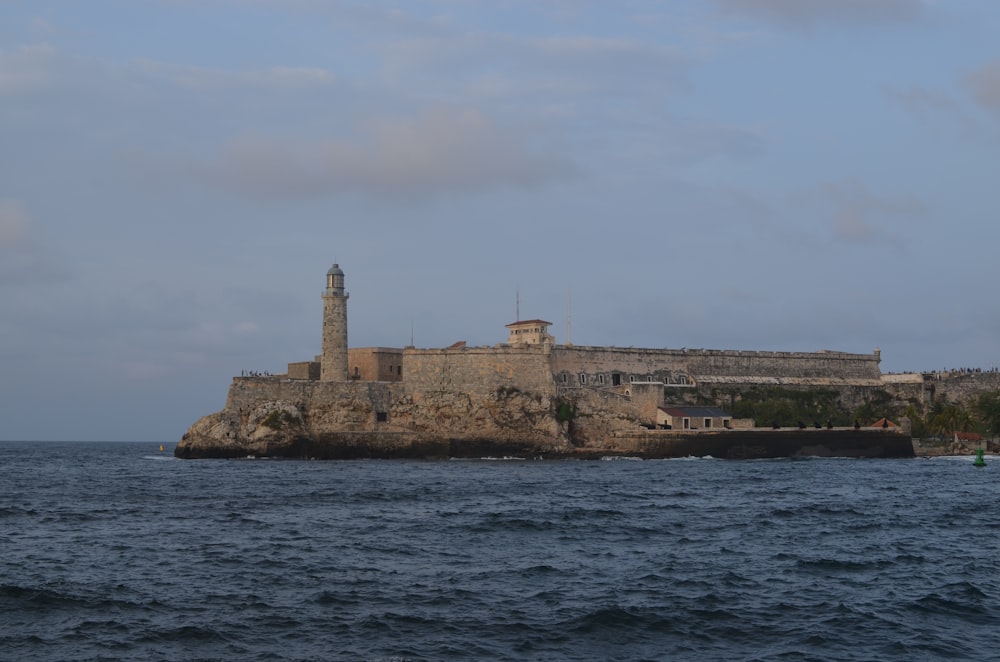 una pequeña isla en medio de un cuerpo de agua