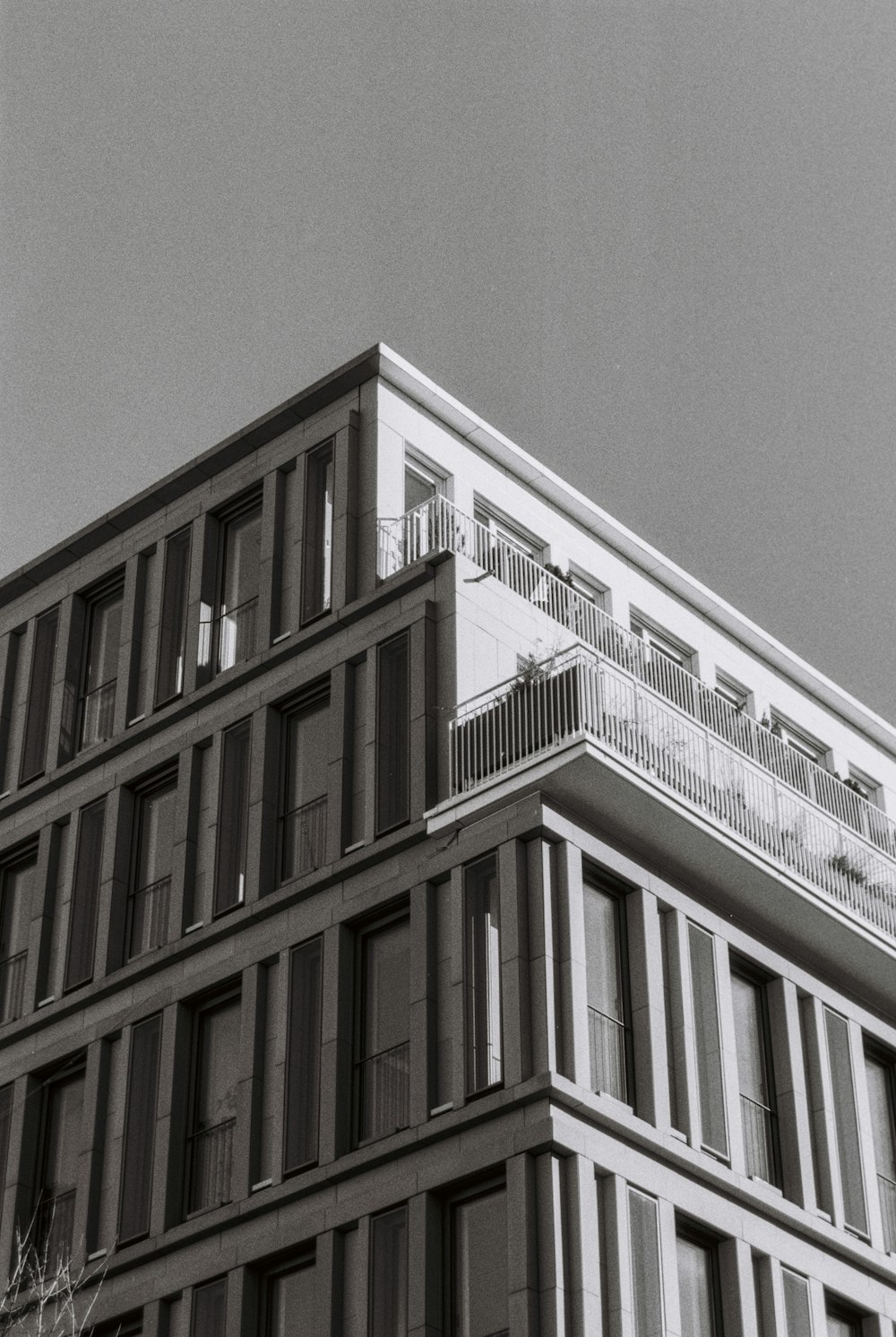 Una foto in bianco e nero di un edificio alto