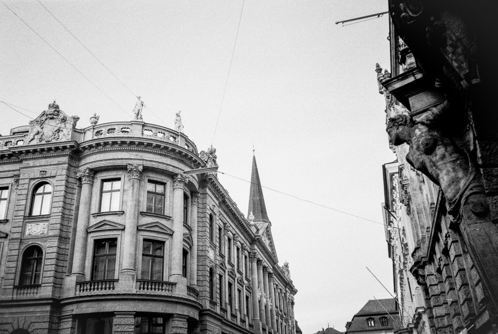 uma foto em preto e branco de um edifício com um campanário