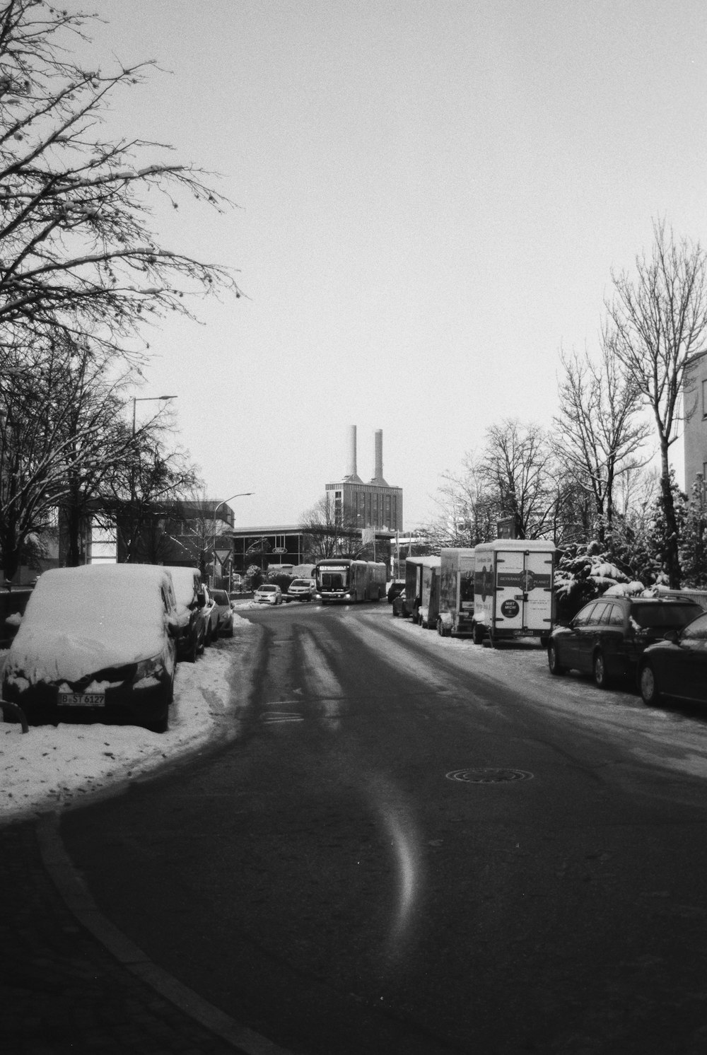 Una foto in bianco e nero di una strada innevata