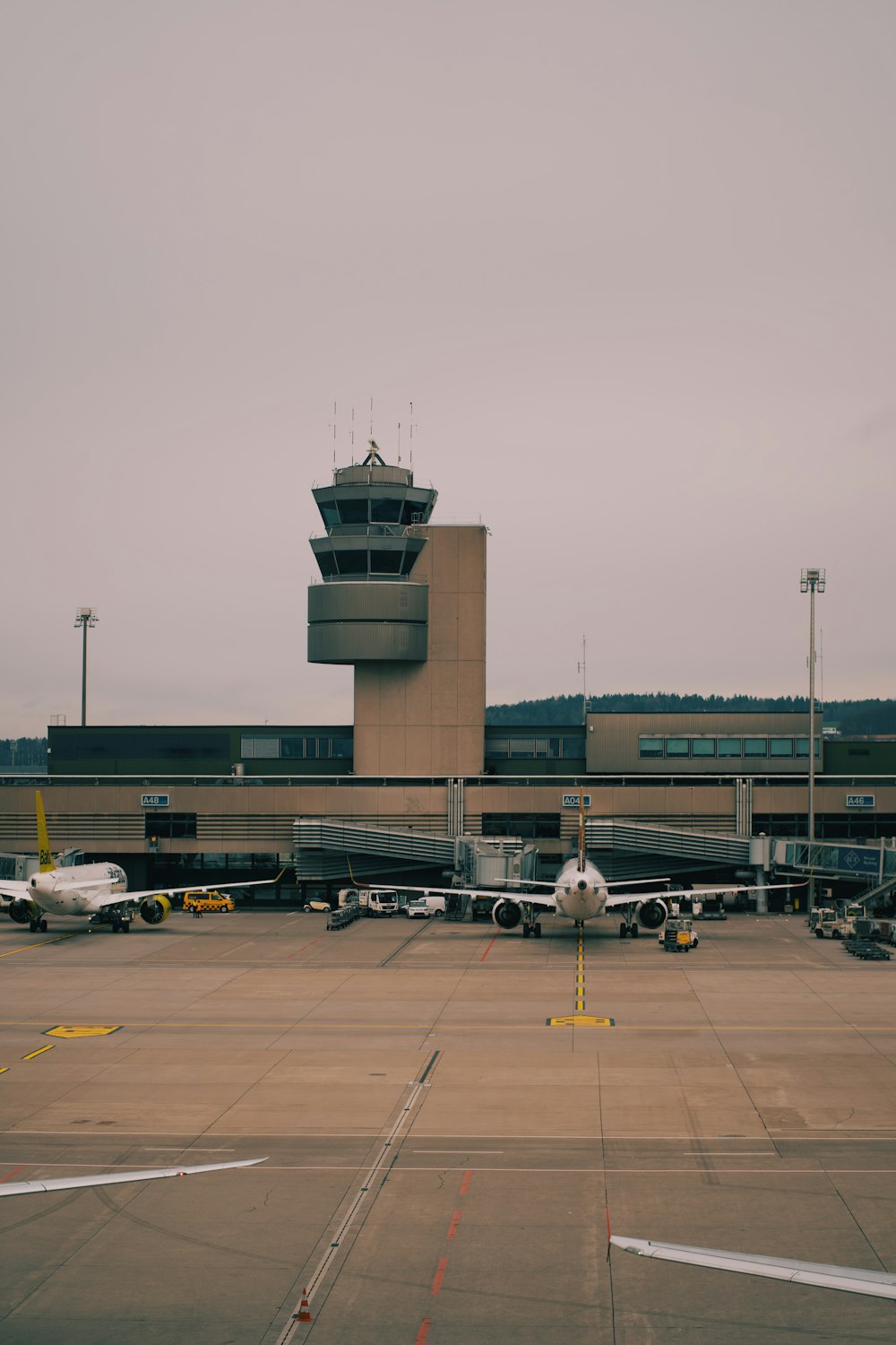 Un aeropuerto con varios aviones aparcados en la pista