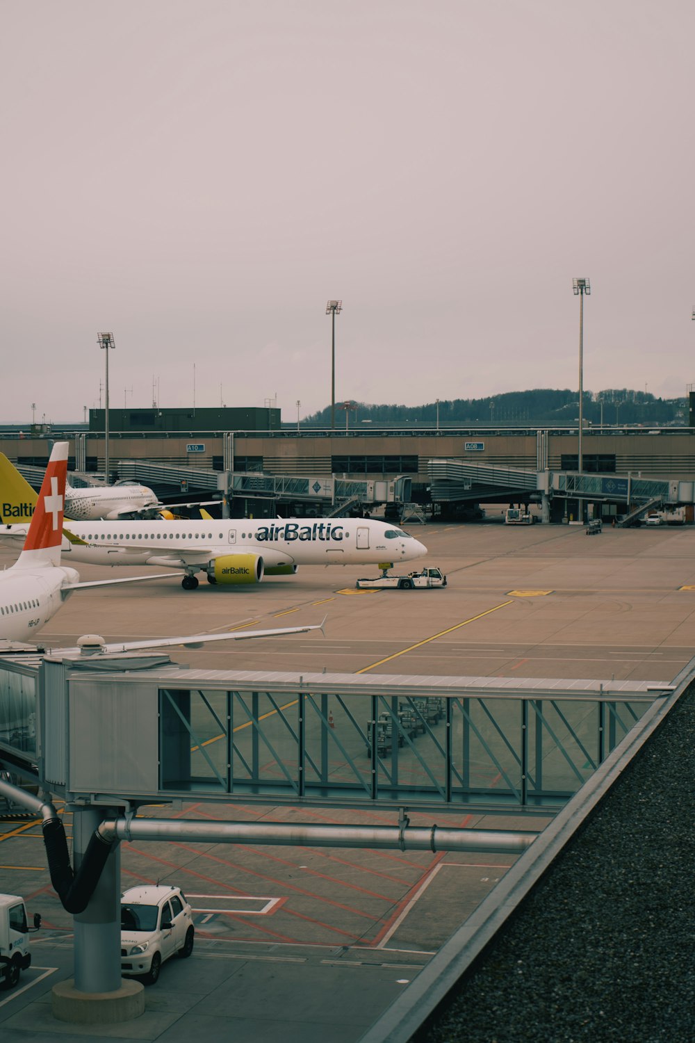 Un par de aviones que están en una pista