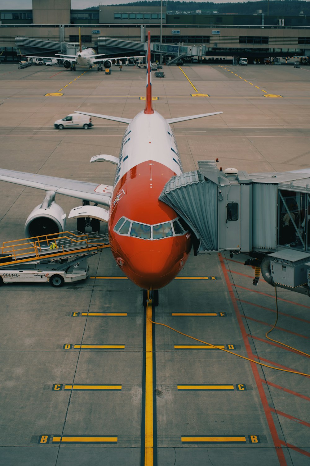 Un gran avión de pasajeros sentado en la parte superior de la pista de un aeropuerto