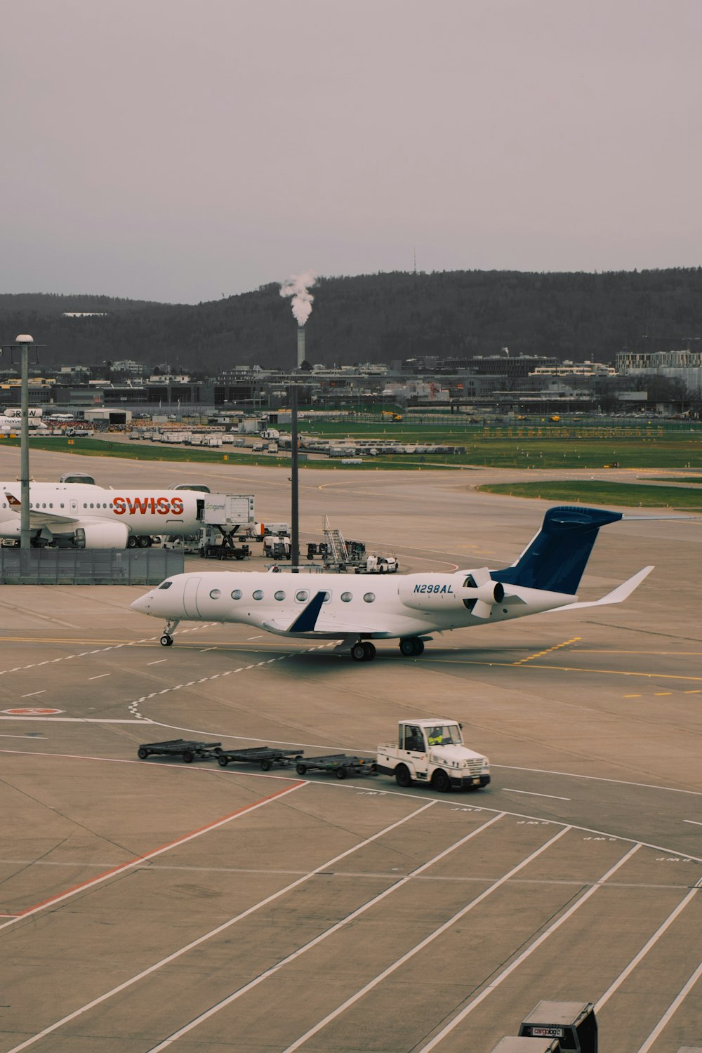 Un avión está estacionado en la pista de un aeropuerto