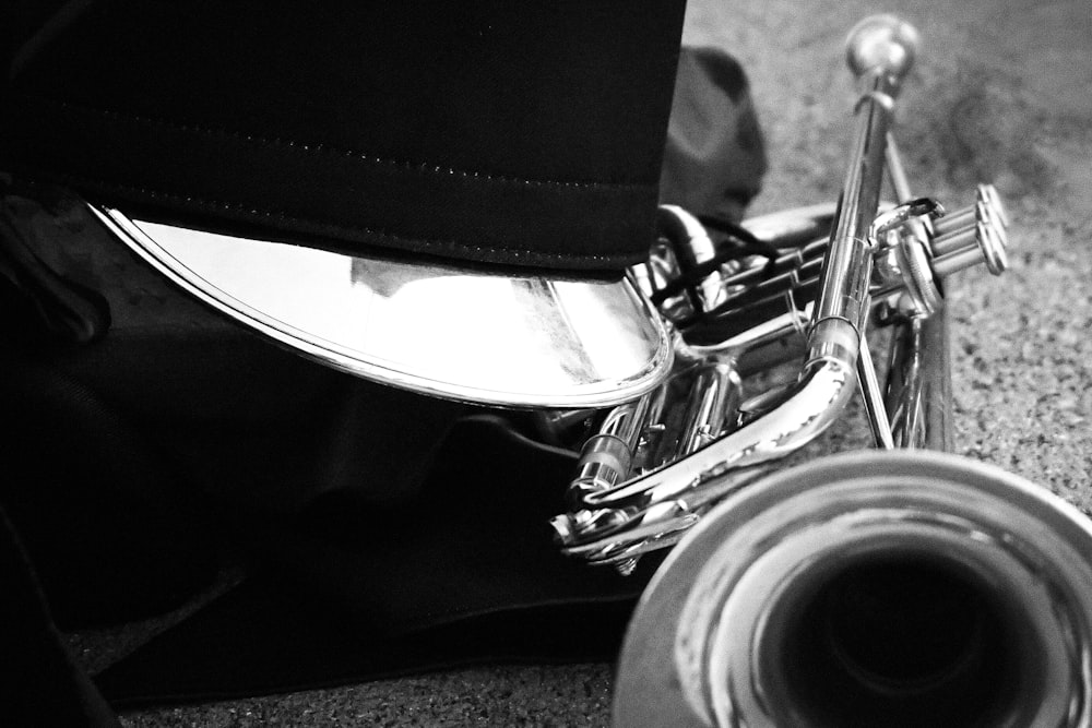 uma foto em preto e branco de um trompete