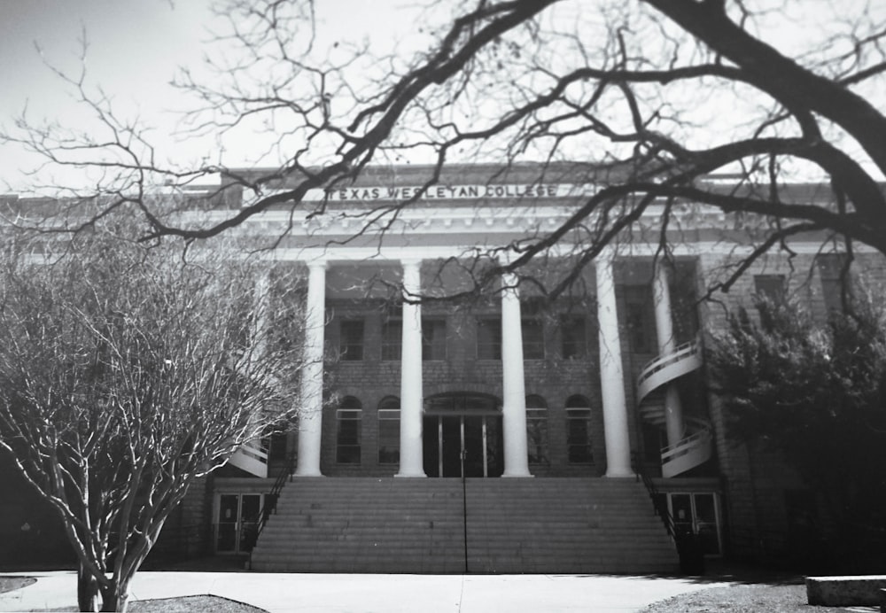 a black and white photo of a building