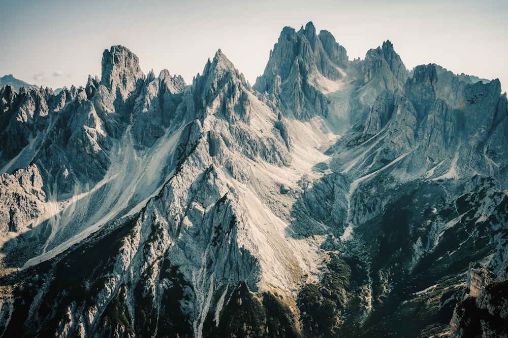 Una vista de una cadena montañosa desde el aire