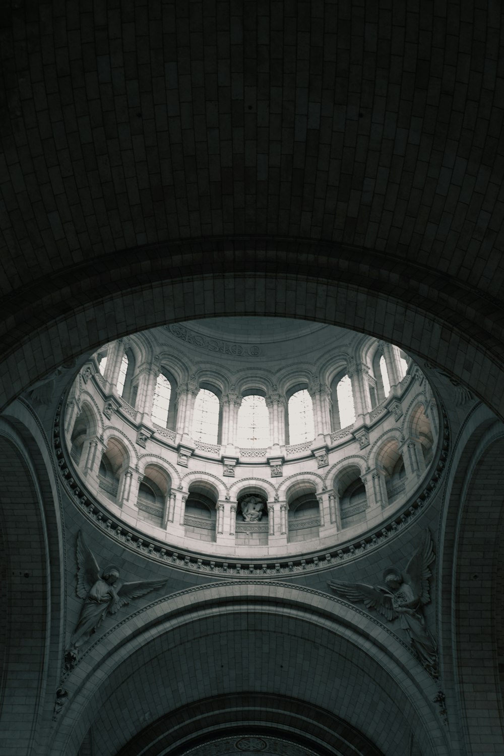 a view of the ceiling of a large building