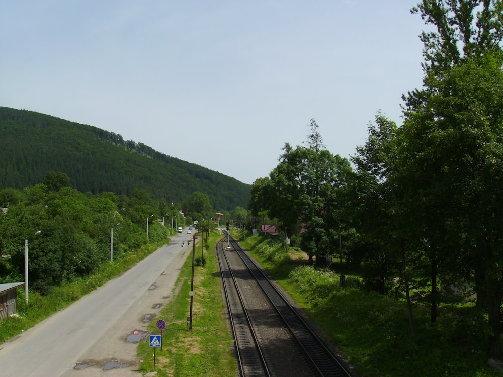 Una veduta di un binario ferroviario da un punto di vista elevato