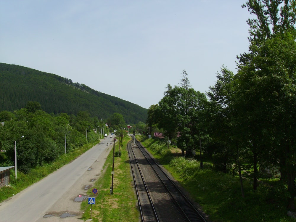 Una vista de una vía de tren desde un punto de vista alto