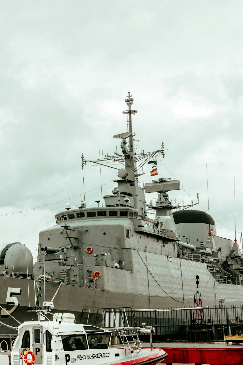 Un gran barco militar atracado en un muelle