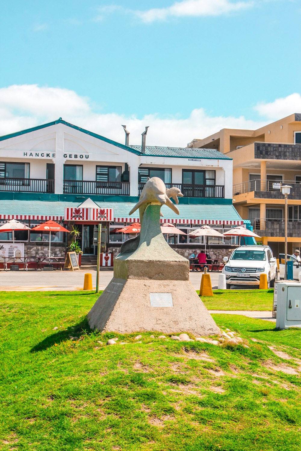 una estatua de un hombre en un pedestal en medio de un parque