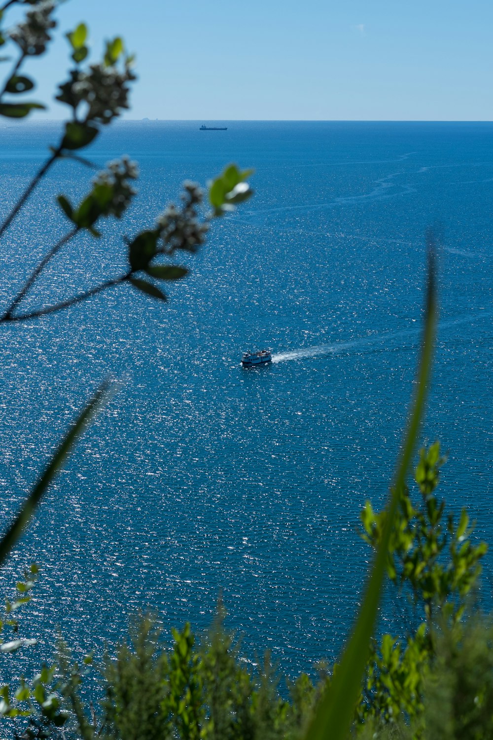 Un barco en medio de un cuerpo de agua