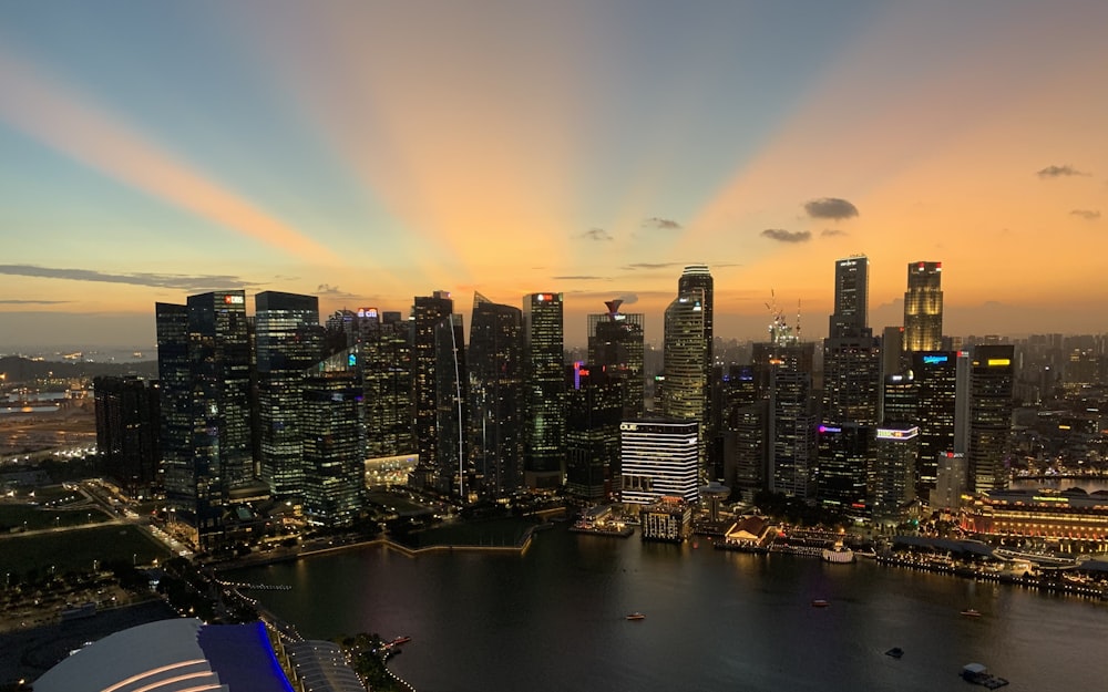 Una vista di una città al tramonto da un edificio alto