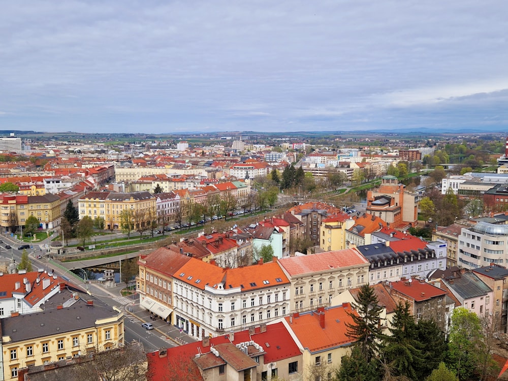 uma vista de uma cidade do topo de uma colina