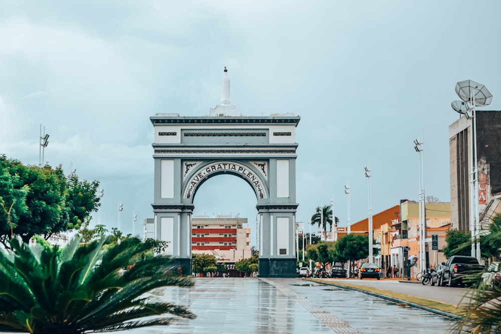 a large arch in the middle of a city