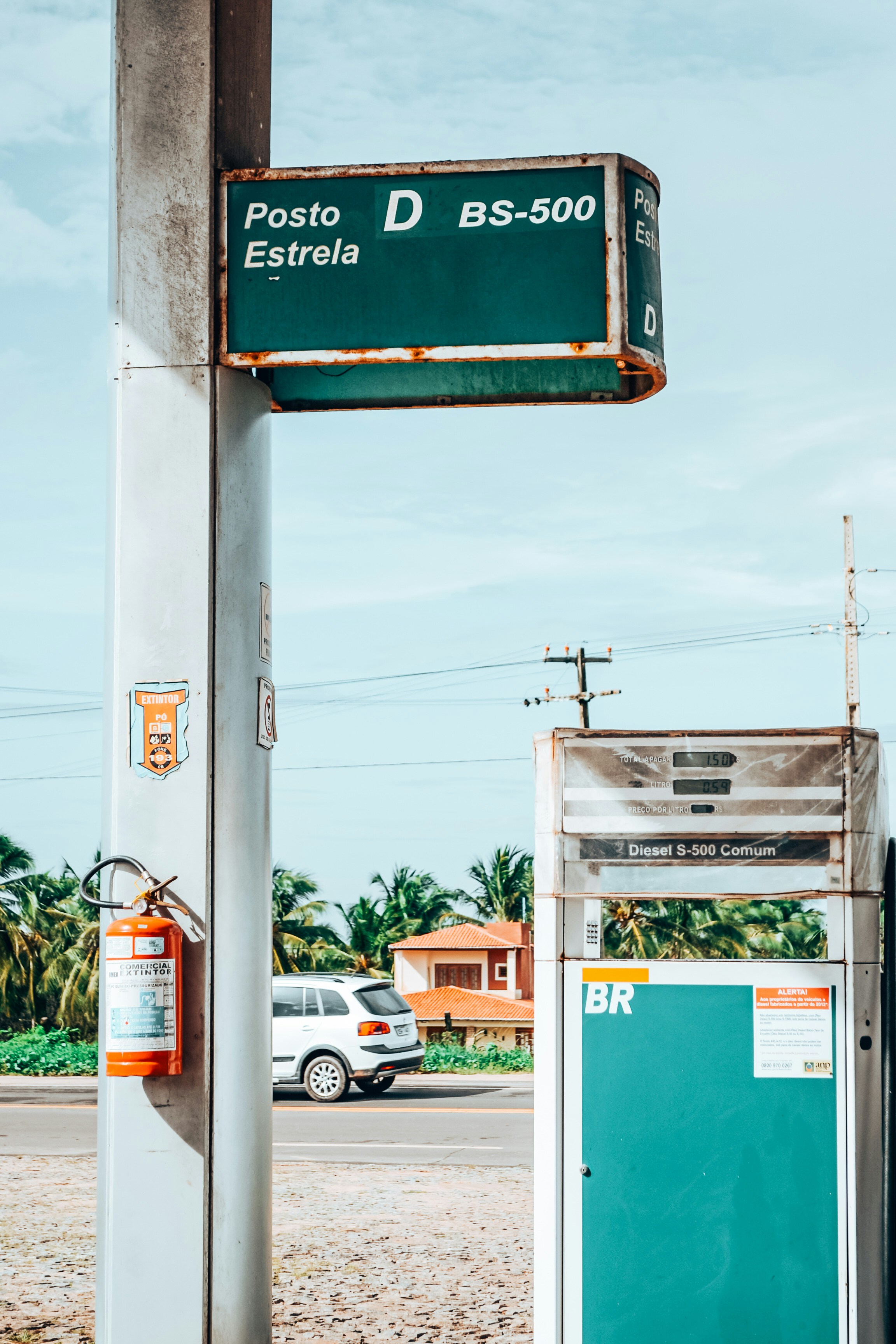 Rambu jalan di tiang dekat jalan