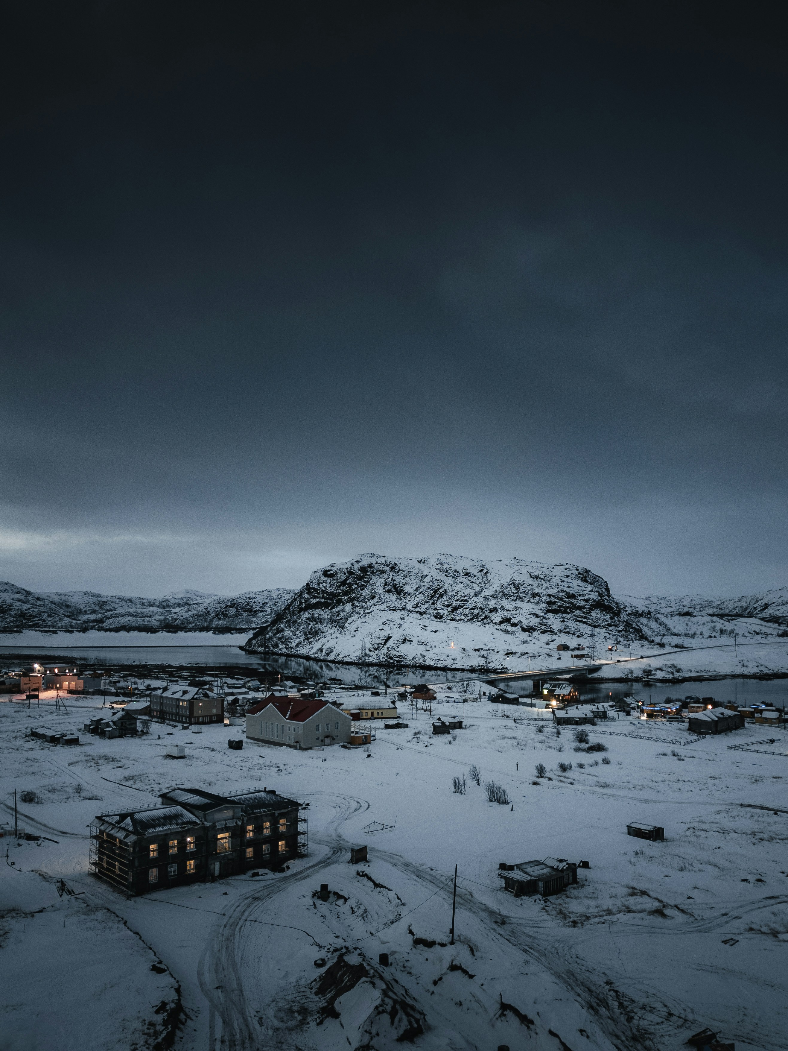 山を背景にした雪景色の写真 – Unsplashの壁紙の無料画像