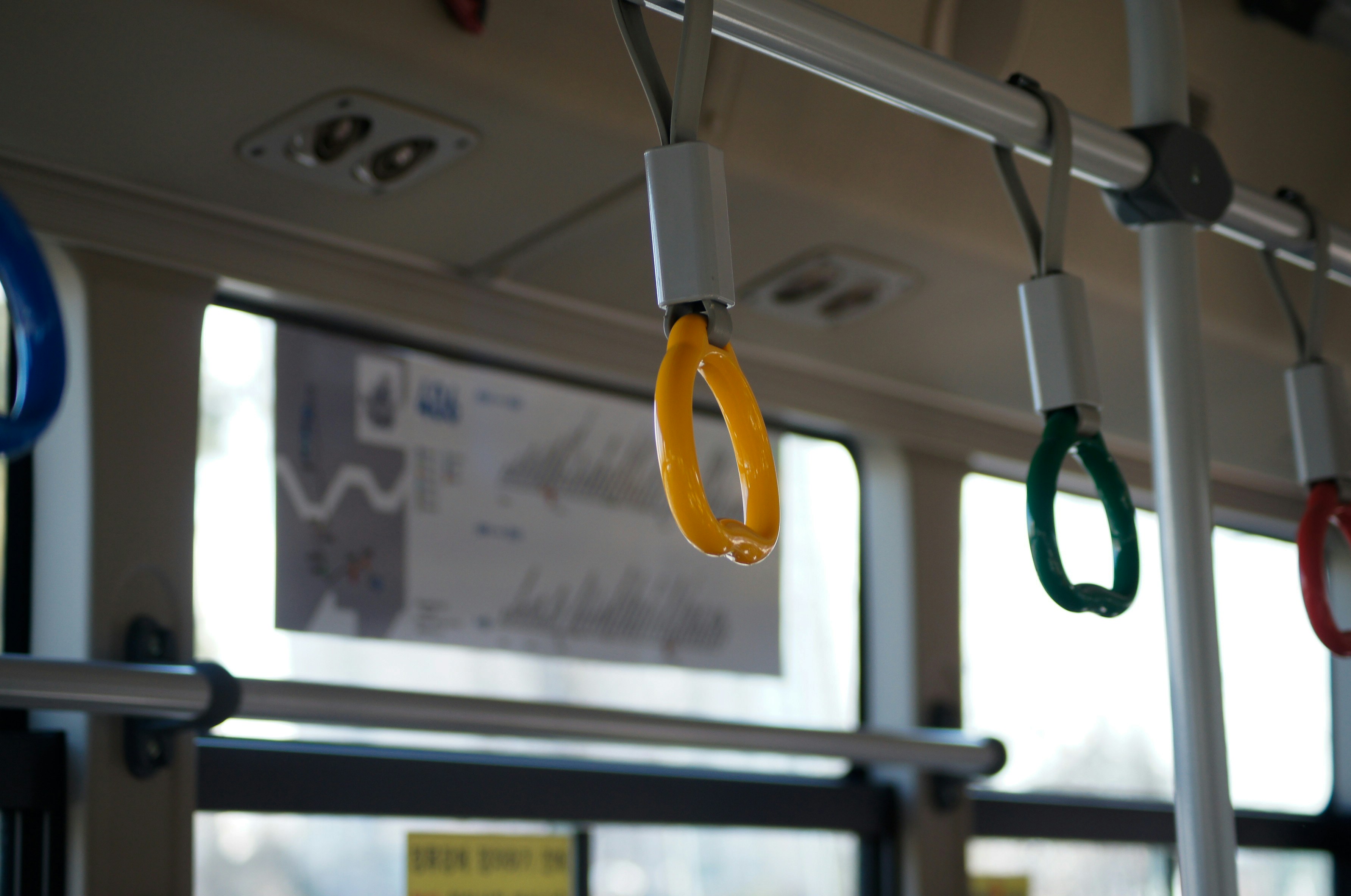 バスの天井から吊るされたリングの列