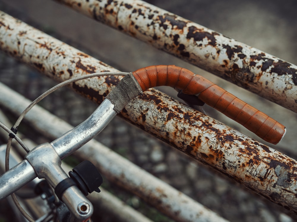 a rusted bike handlebar with a rusted handlebar