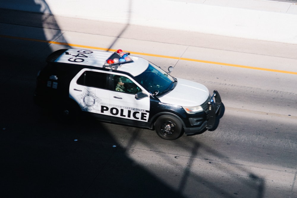 une voiture de police garée sur le bord de la route