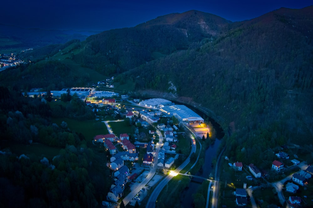 une vue aérienne d’une ville la nuit