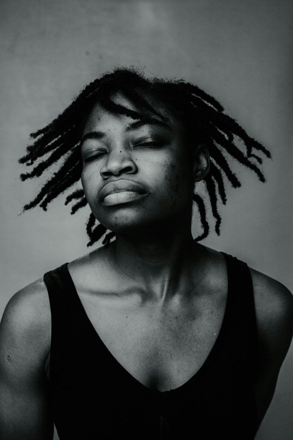 une photo en noir et blanc d’une femme avec des dreadlocks