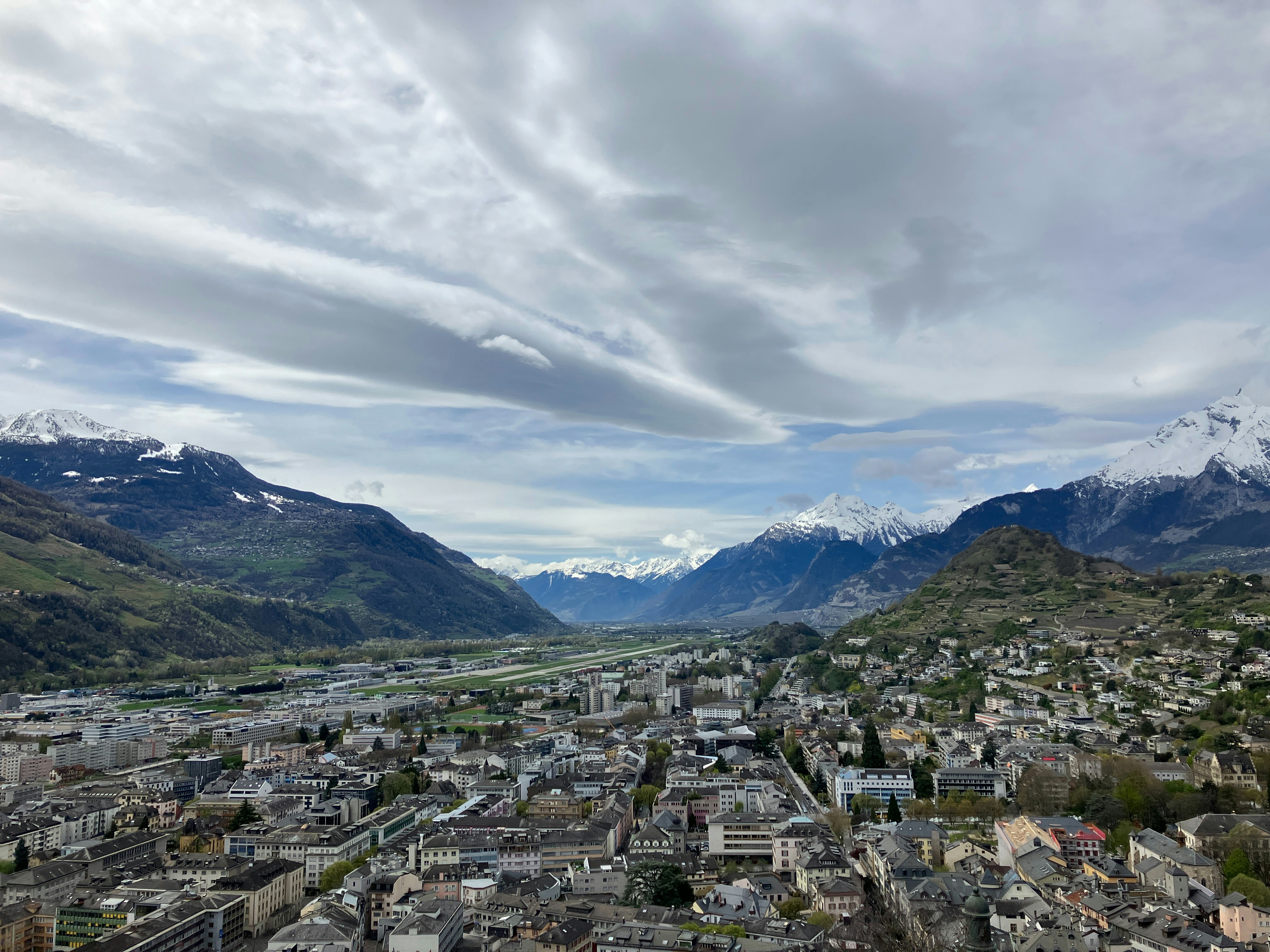 une vue d’une ville avec des montagnes en arrière-plan