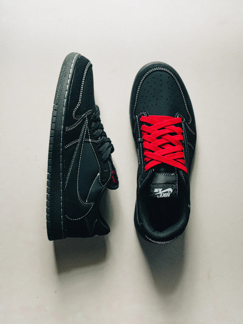 sepatu Collin slop hitam merah