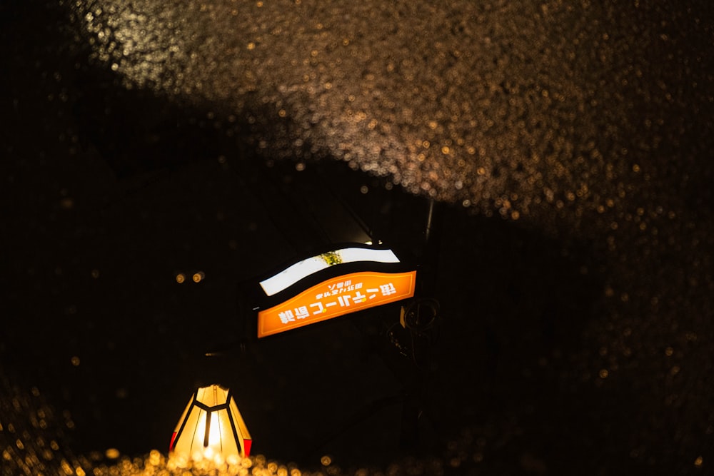 un lampadaire assis sur le bord d’une route