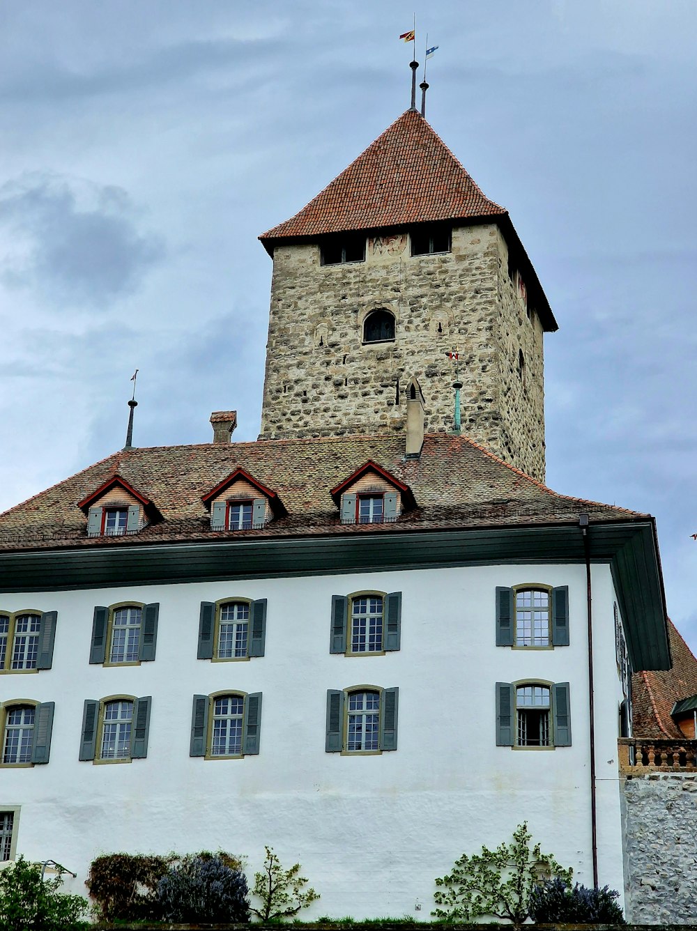 un grand bâtiment avec une horloge au sommet