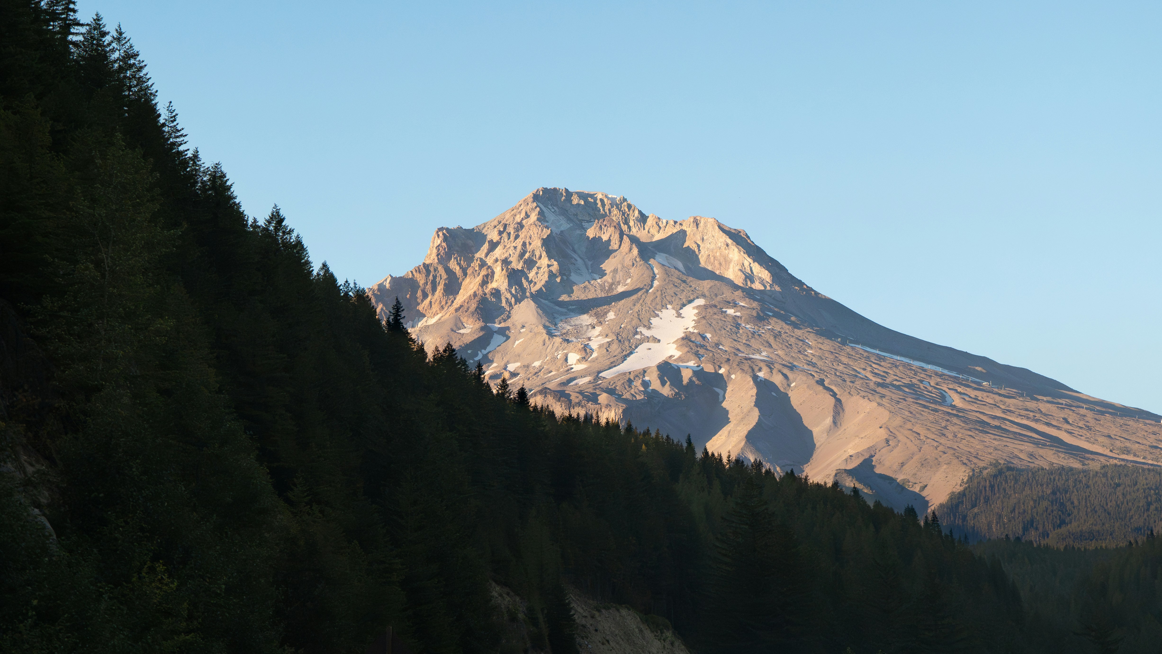 une montagne avec un sommet enneigé au loin