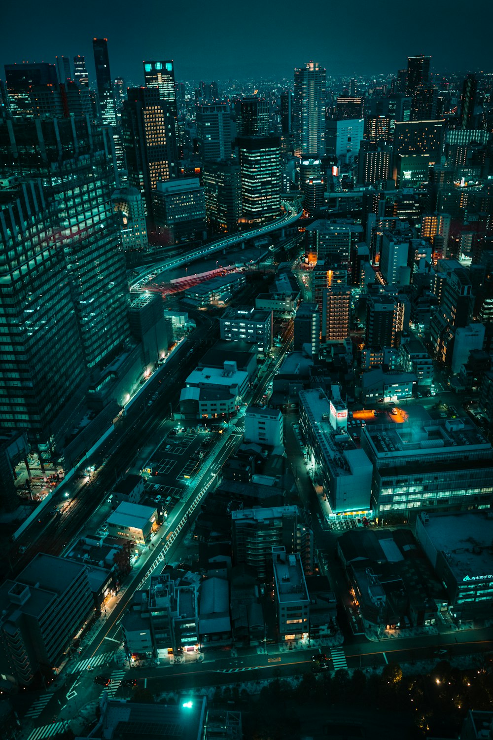 une vue aérienne d’une ville la nuit